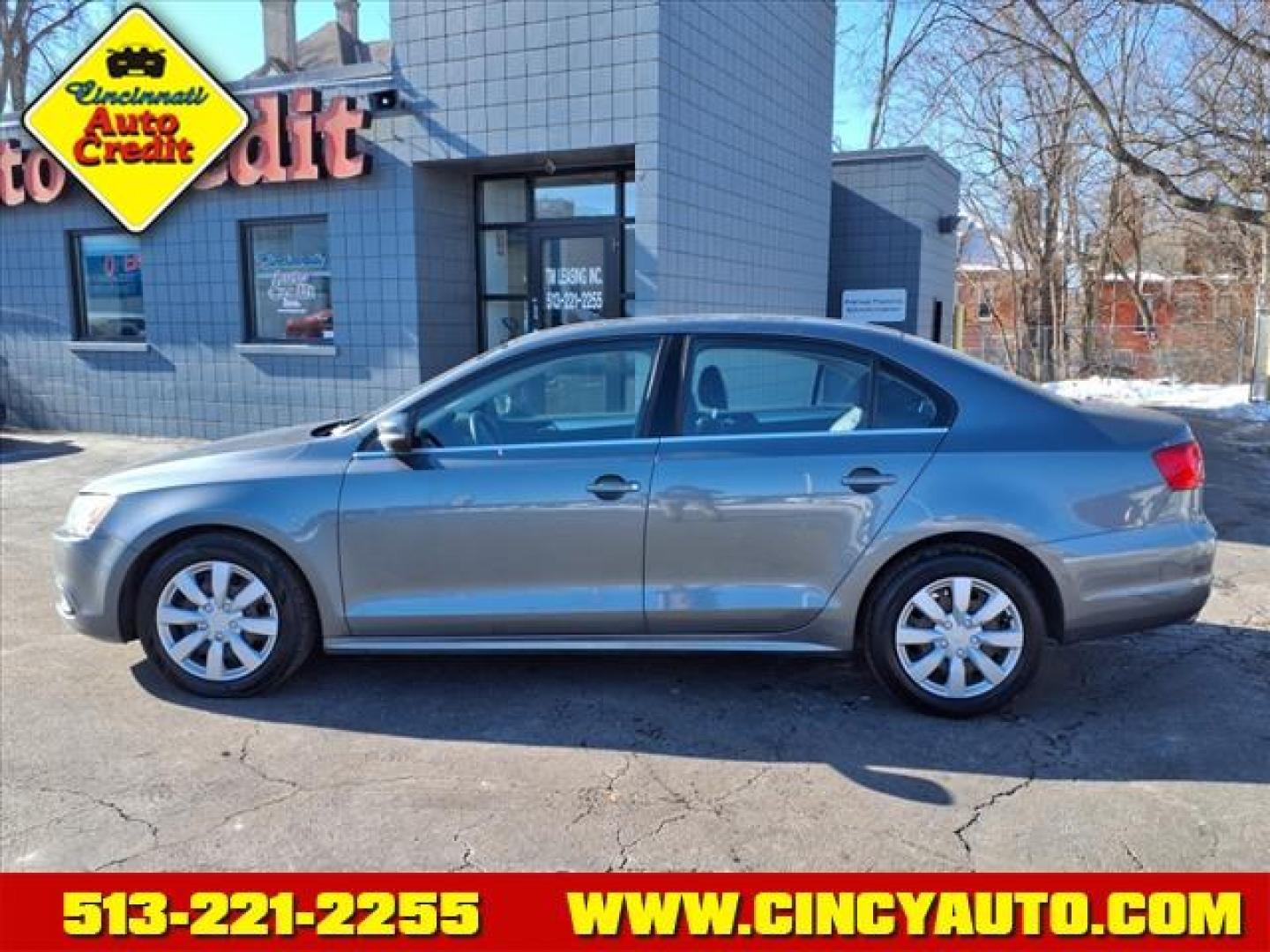 2013 Platinum Gray Metallic 2r2r Volkswagen Jetta SE (3VWDX7AJ7DM) with an 2.5L 2.5L I5 170hp 177ft. lbs. Sequential Multiport Fuel Injection engine, 6-Speed Shiftable Automatic transmission, located at 2813 Gilbert Avenue, Cincinnati, OH, 45206, (513) 221-2255, 39.130219, -84.489189 - Photo#1