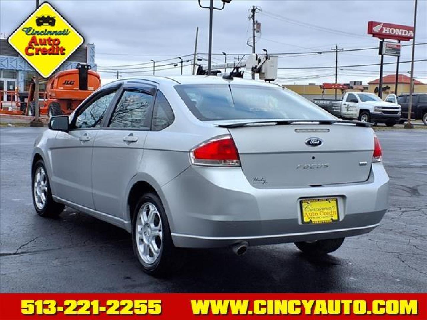 2009 Brilliant Silver Clearcoat Metallic Ui Ford Focus SES (1FAHP36N09W) with an 2.0L 2.0L I4 140hp 136ft. lbs. Sequential Multiport Fuel Injection engine, 4-Speed Automatic transmission, located at 5489 Dixie Highway, Fairfield, OH, 45014, (513) 221-2255, 39.333084, -84.523834 - Photo#2